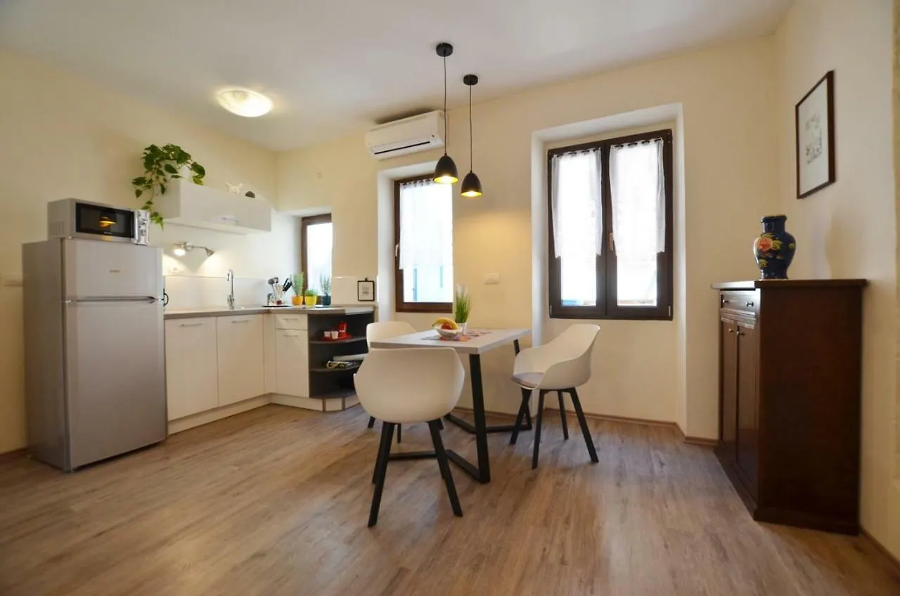 Bruno Apartment 로비니